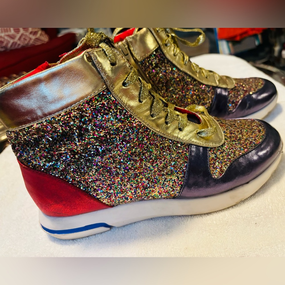 Women’s Classic Vintage WANTED Sneakers - Size 8.5 - box 20